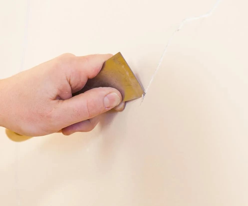 Jak usunąć pęknięcia na ścianie - proste metody naprawy i porady