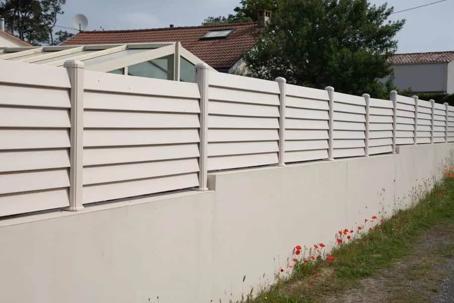 Jak zrobić ogrodzenie na skarpie - uniknij najczęstszych błędów