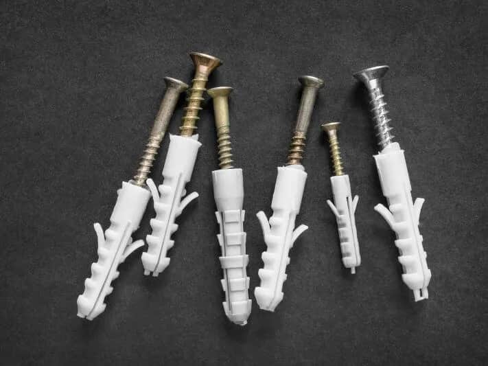 Jak dobrać wkręt do kołka rozporowego, aby uniknąć błędów i kosztów