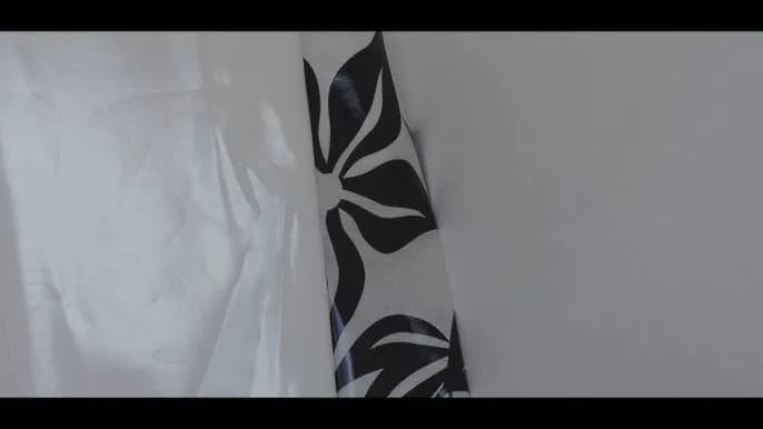 Jak przykleić naklejkę na ścianę bez bąbelków i łatwych błędów