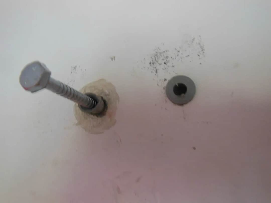 Jak wyjąć kołek rozprężny ze ściany bez uszkodzeń i frustracji