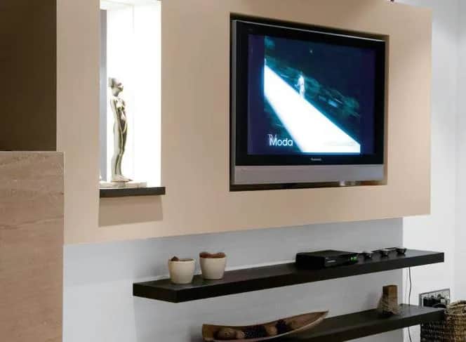 Jak skutecznie ukryć kable telewizora na ścianie i poprawić wystrój