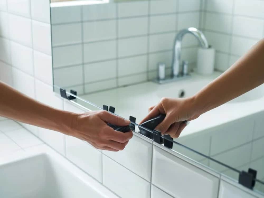 Jak zamontować lustro na ścianie bez wiercenia - proste metody montażu