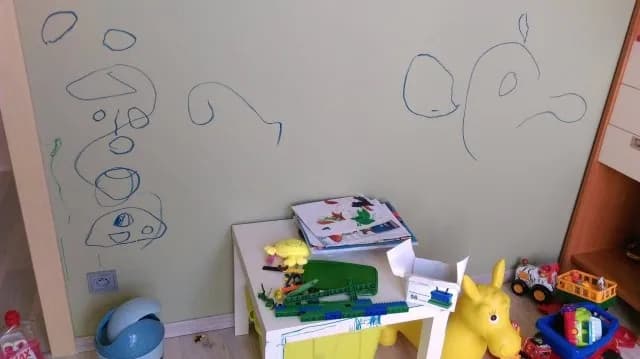 Skuteczne sposoby na zmycie kredki ze ściany bez uszkodzeń