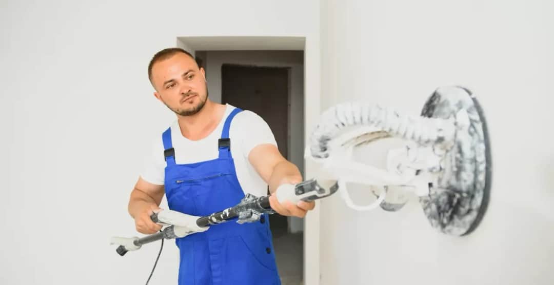 Jak skutecznie poradzić sobie z nierównymi ścianami w domu