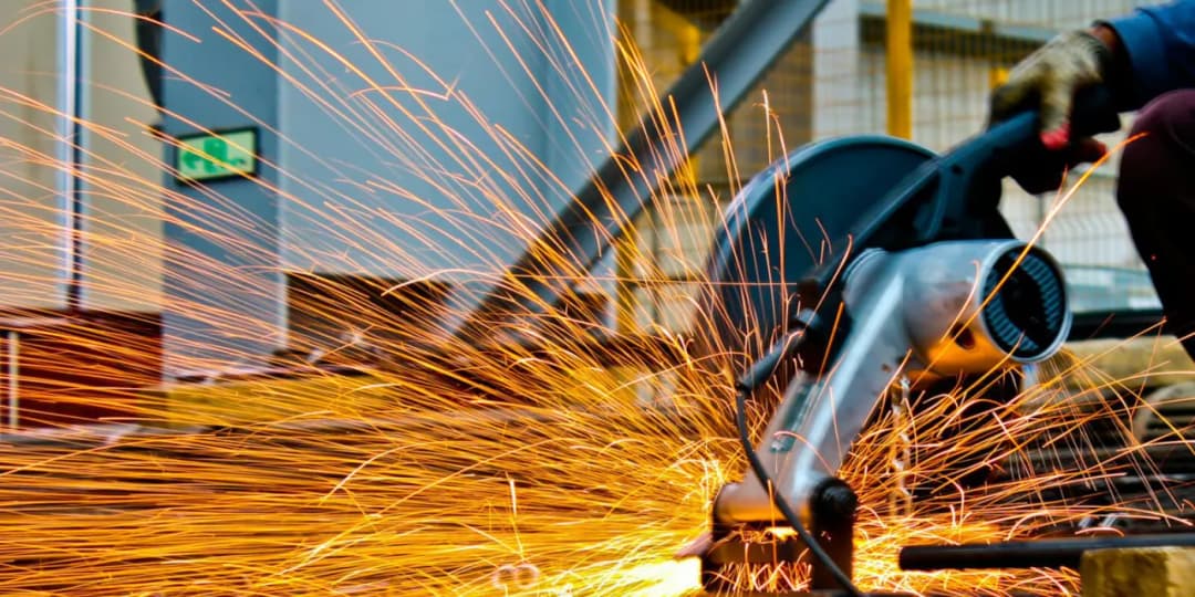 Kiedy warto wynająć, a kiedy kupić sprzęt budowlany?