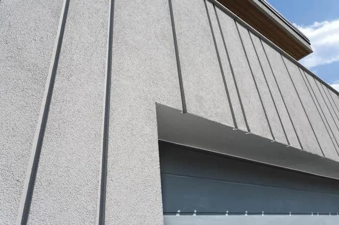 Elewacja bonie pionowe: eleganckie wykończenie fasady budynku