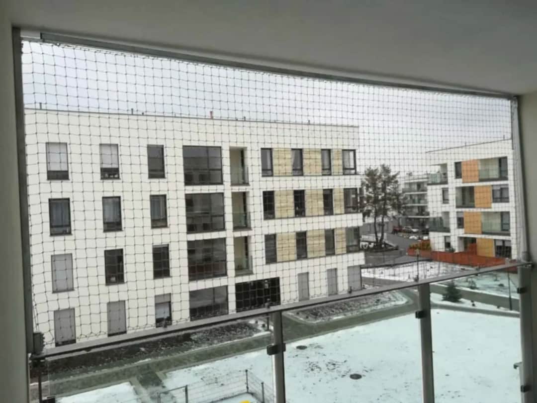 Czy montaż siatki na balkonie wymaga zgody wspólnoty? Sprawdź zasady