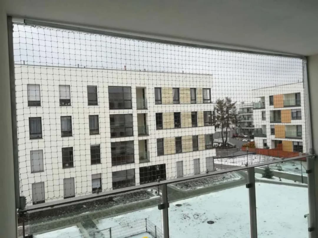 Czy montaż siatki na balkonie wymaga zgody wspólnoty? Sprawdź zasady