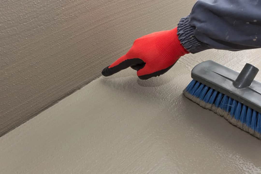 Hydroizolacja na schody zewnętrzne: skuteczna ochrona przed wilgocią