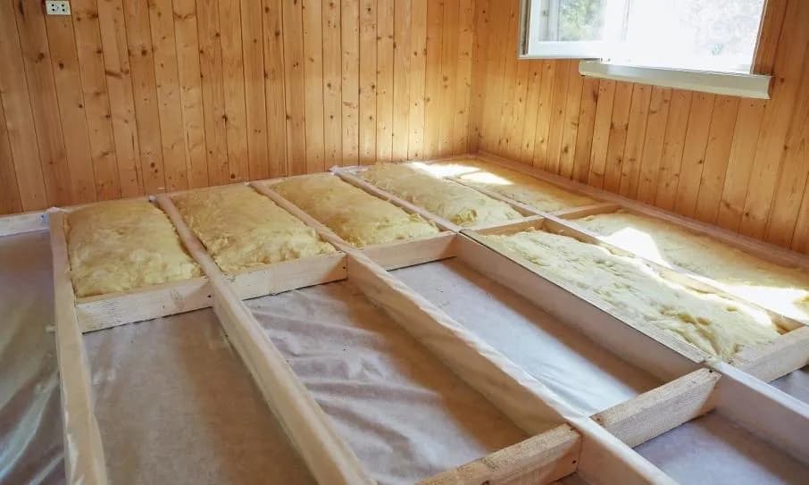 Jak ocieplić podłogę w domu drewnianym i uniknąć wysokich kosztów