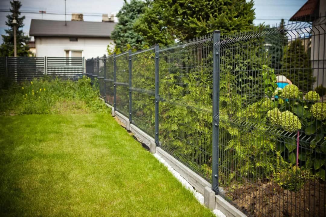 Płot na granicy działki: przepisy, zgoda sąsiada i koszty