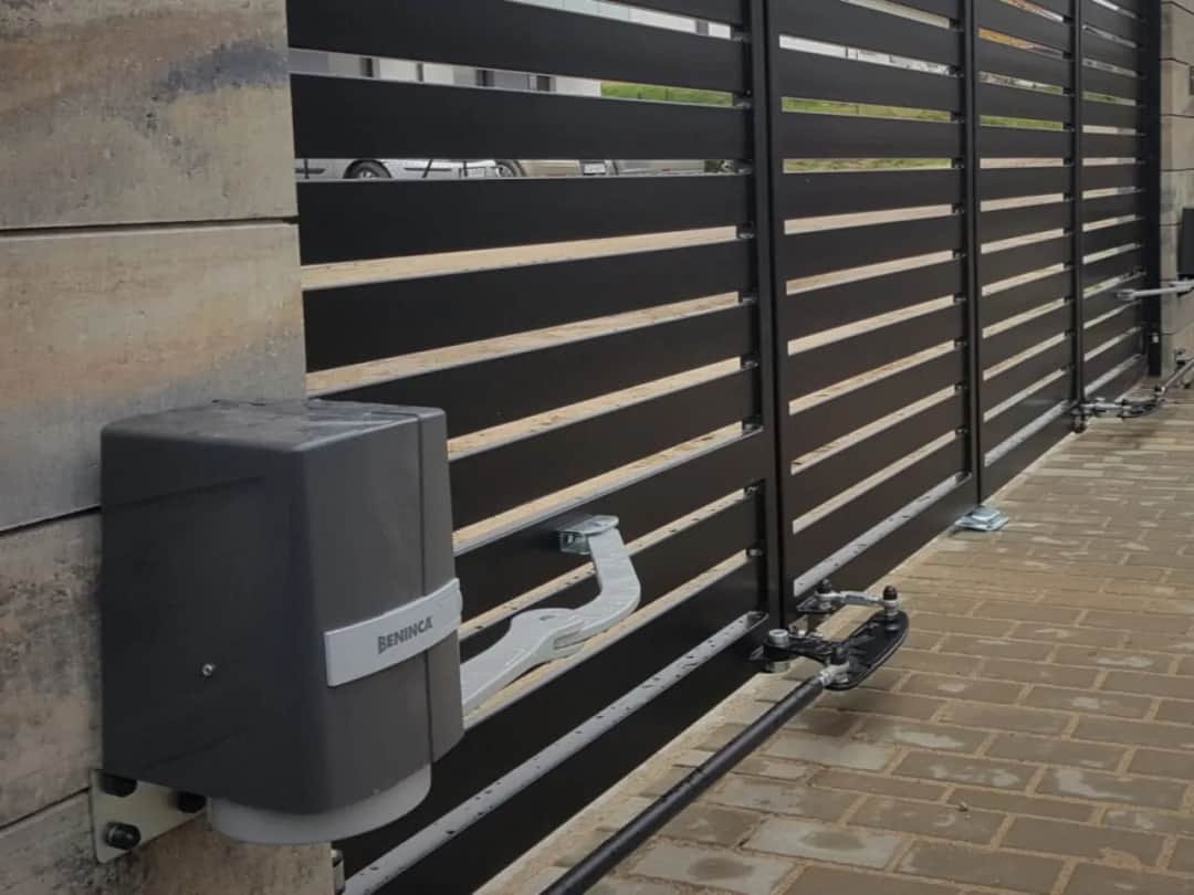 Ile kosztuje montaż napędu do bramy skrzydłowej? Sprawdź ceny i czynniki wpływające na koszt