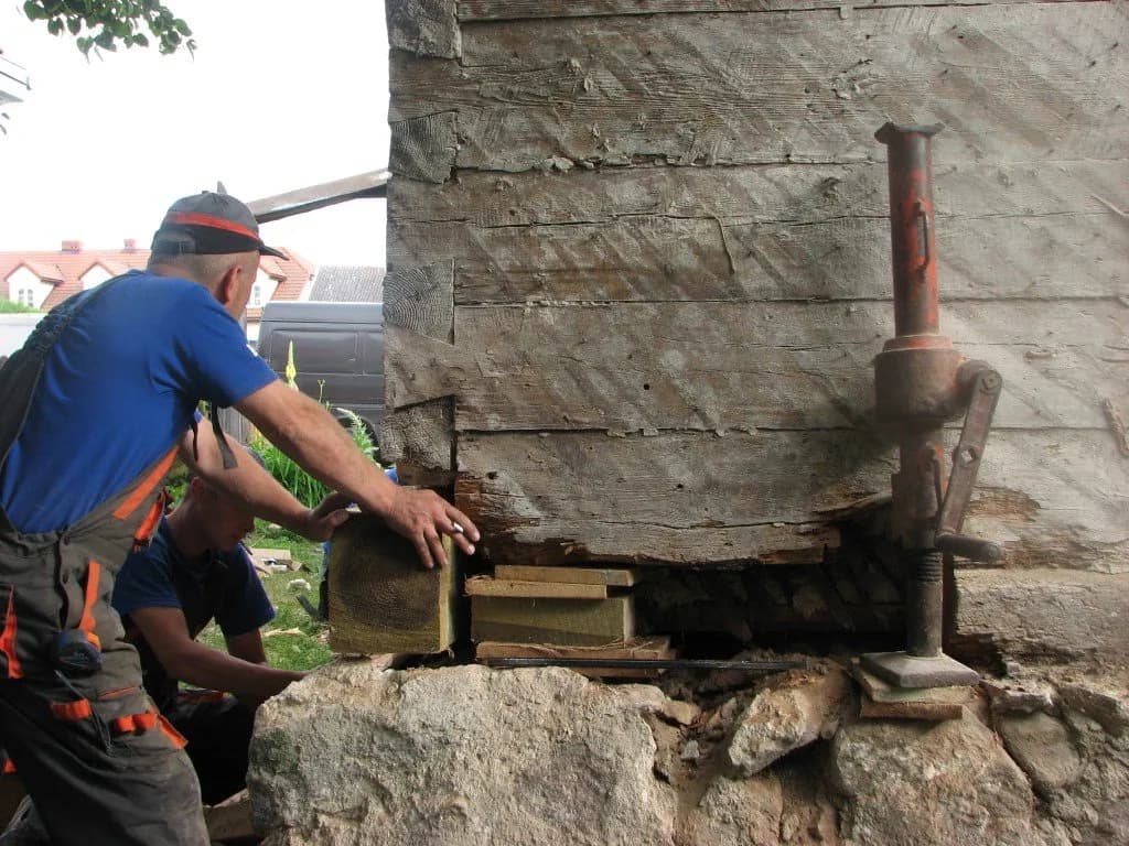 Jak wymienić podwaliny w drewnianym domu - uniknij kosztownych błędów