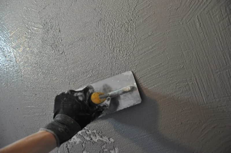 Jak położyć beton na ścianie – uniknij najczęstszych błędów i zyskaj trwały efekt