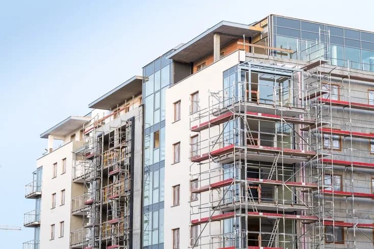 Koszt budowy bloku 4-piętrowego: Analiza cen i czynników