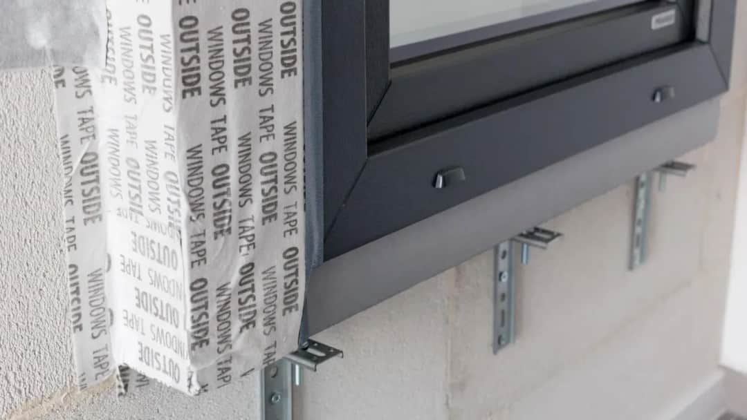 Montaż okien na kotwy czy dyble – która metoda jest lepsza?